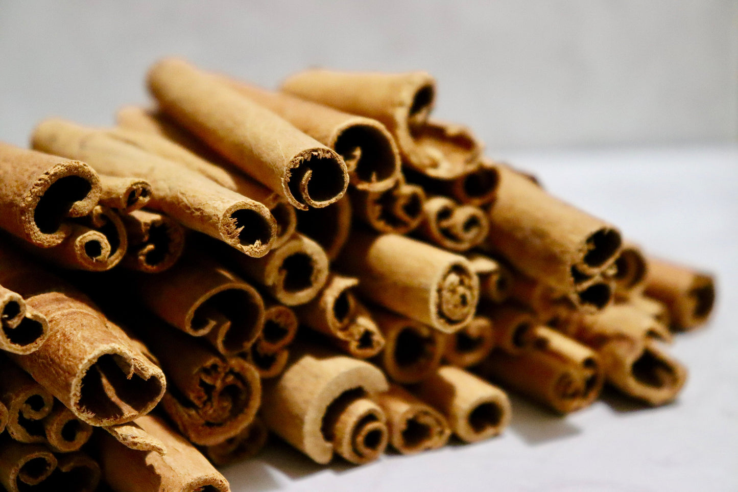 Round Cassia Cinnamon Sticks Intense Flavor Perfect for Baking, Cinnamon Powder, Culinary Use